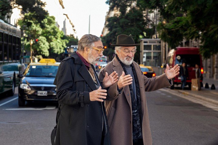 Luis Brandoni y Robert De Niro caminando por Buenos Aires, en una escena deliciosa de "Nada".