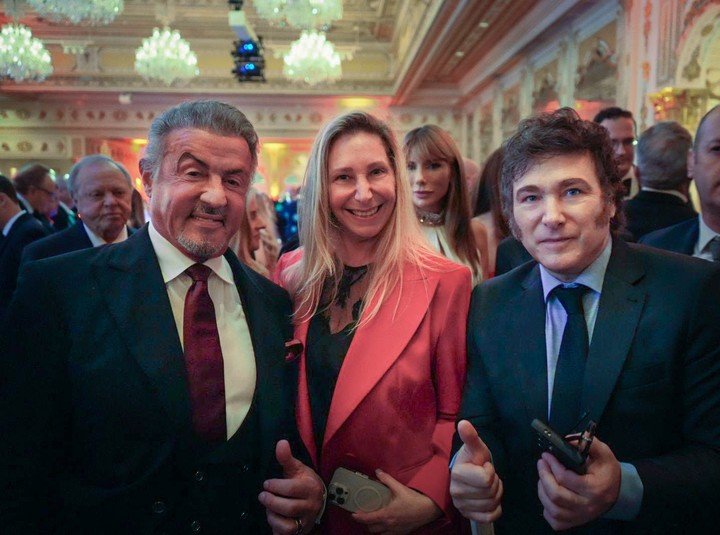 Poder y Hollywood. Javier y Karina Milei, junto a Sylvester Stallone, en la gala de noviembre en Mar-a-Lago.