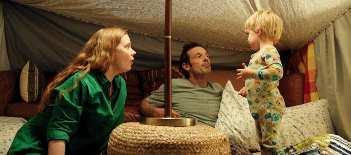 Madre, Padre (Scoot McNairy, el músico Woody Guthrie en "Un completo desconocido", la biopic de Bob Dylan) e Hijo, cuando nada hacia prever los cambios en la protagonista.