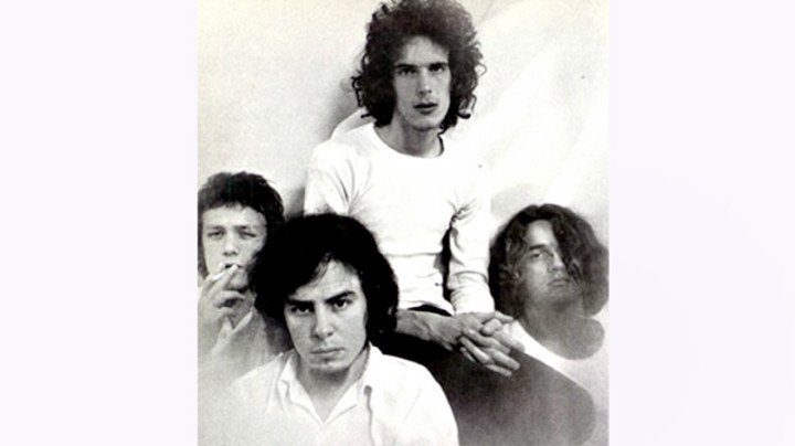 Emilio, Rodolfo, Luis Alberto y Edelmiro, los cuatro amigos que formaron el grupo Almendra, pionero del rock argentino.