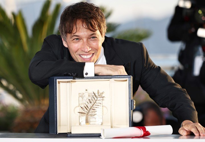 El director Sean Baker posando con la Palma de Oro por la película "Anora", en Cannes.