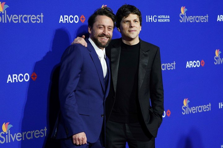 Kieran Culkin y Jesse Eisenberg, el viernes en la gala de premios del Palm Springs International Film Festival. Foto AP