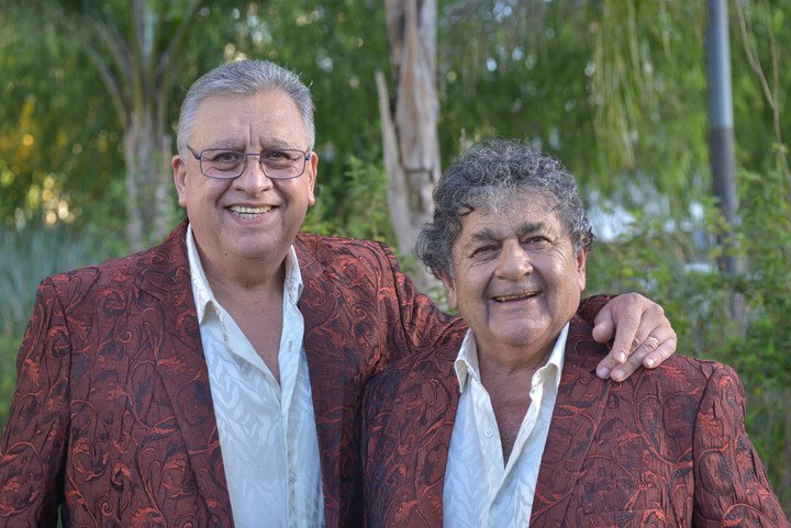 Marcos Camino, acordeonista fundador, y Rubén "Cacho" Deicas, las caras de la banda de cumbia santafesina. Foto Constanza Niscovolos