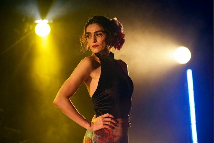 La española Olivia Molina, hija de Ángela Molina, compone a Concha, un personaje clave en la vida del protagonista.