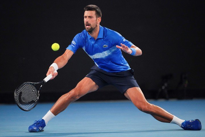 Djokovic buscará en Melbourne su 25° Grand Slam. Foto AP/Vincent Thian