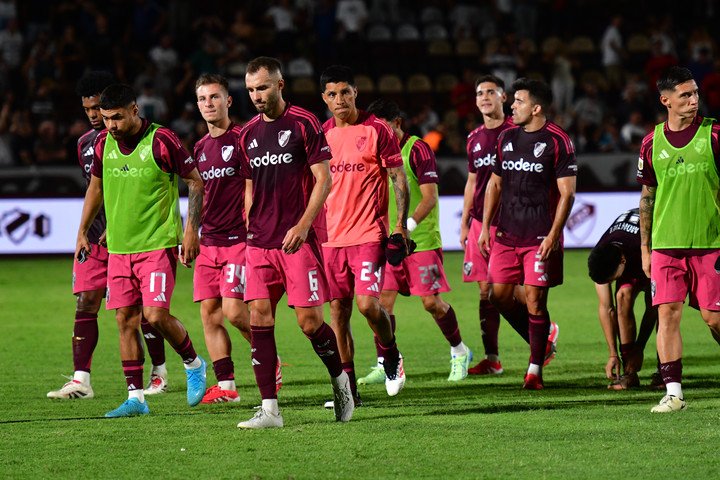 Enzo dejó la cancha con la pechera de suplentes. No terminó los 90 minutos.
Foto: Marcelo Carroll