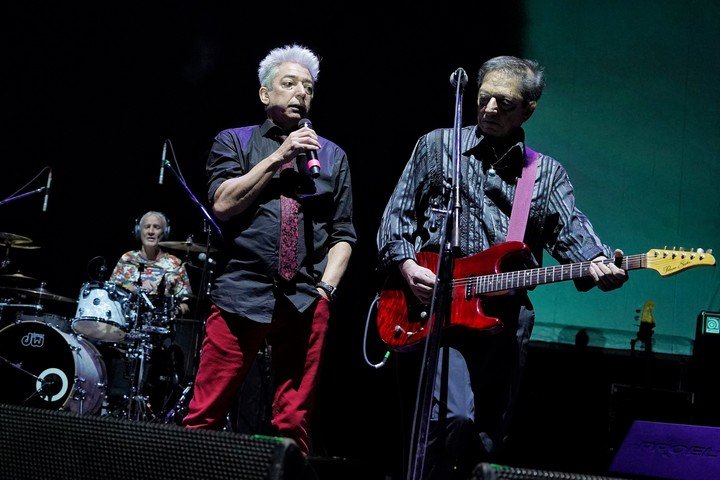 Marcelo y Julio Moura en el último Luna Park de Virus, en 2023.Foto: Martín Bonetto.