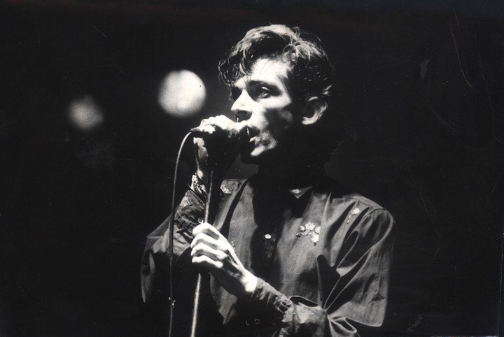 Federico Moura, en vivo en los años '80 con el grupo Virus, donde también tocaban sus hermanos Julio y Marcelo. Foto de archivo.