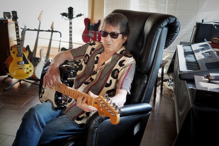 Julio Moura, guitarrista, cantante y compositor del grupo Virus. Foto: Martín Bonetto.