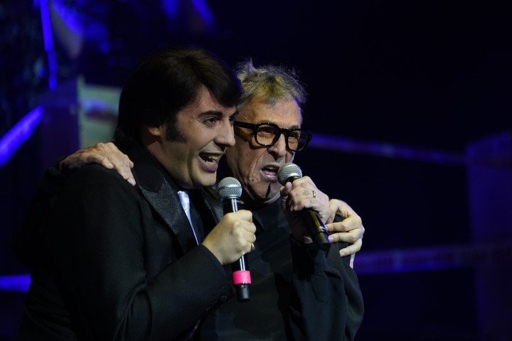 Billy Bond cantó un tema de los Beatles junto al imitador de Sandro, Fernando Samartín. Foto: Emmanuel Fernández
