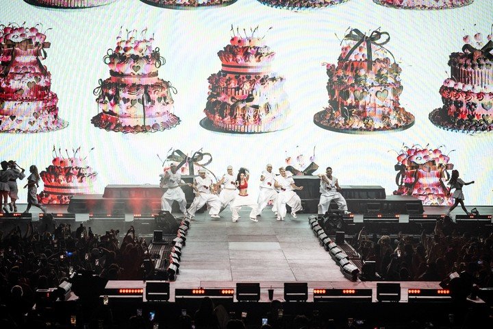 La Joaqui, rodeada de bailarines y con la gran pantalla de video de fondo. Fotos gentileza prensa.
