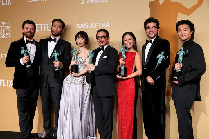 El elenco de "Shōgun" posa con sus estatuillas. En TV, fue la gran ganadora de la gala que transmitió Netflix. Foto Reuters