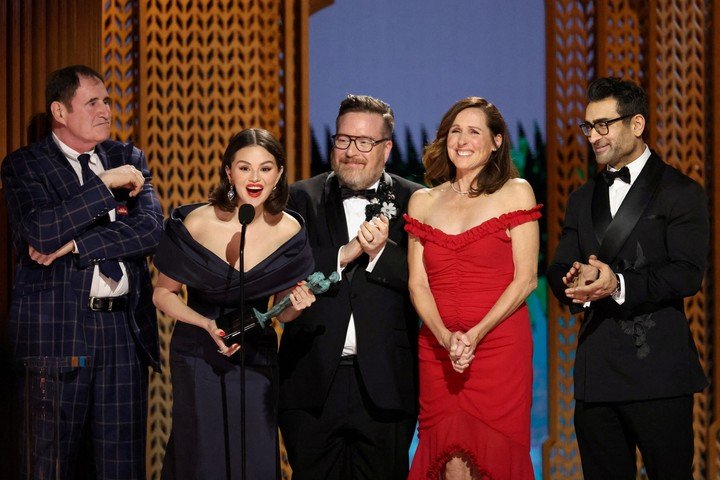 Selena Gomez, Michael Cyril Creighton y Molly Shannon reciben el premio al mejor elenco de serie de comedia. Foto Reuters