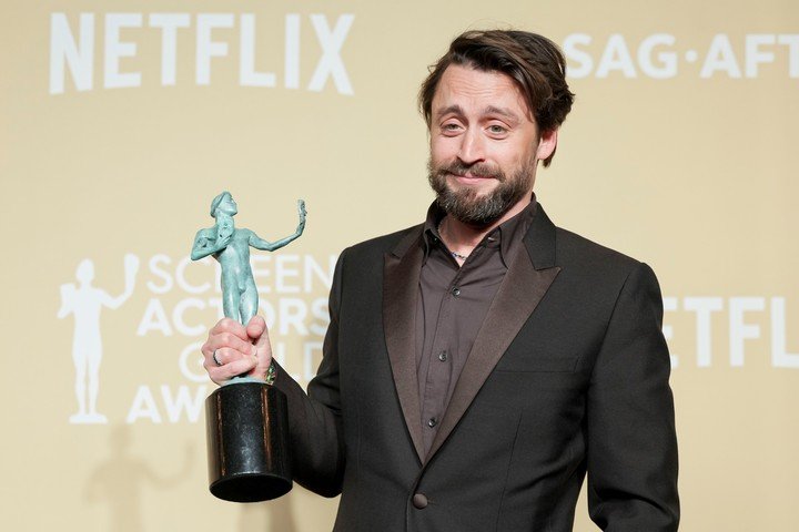 Era fija que Kieran Culkin iba a llevarse la pesada estatuilla. Foto EFE
