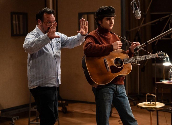 Marcando un encuadre en el rodaje de "Un completo desconocido", que tiene 8 nominaciones al Oscar.