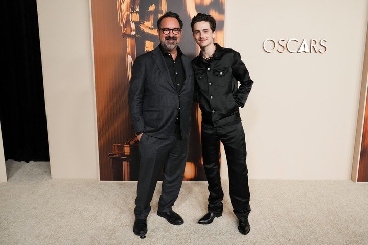 Ayer nomás, James Mangold llega con Timothée Chalamet a la Cena de los nominados al Oscar, en el Academy Museum of Motion Pictures en Los Angeles. Foto AP