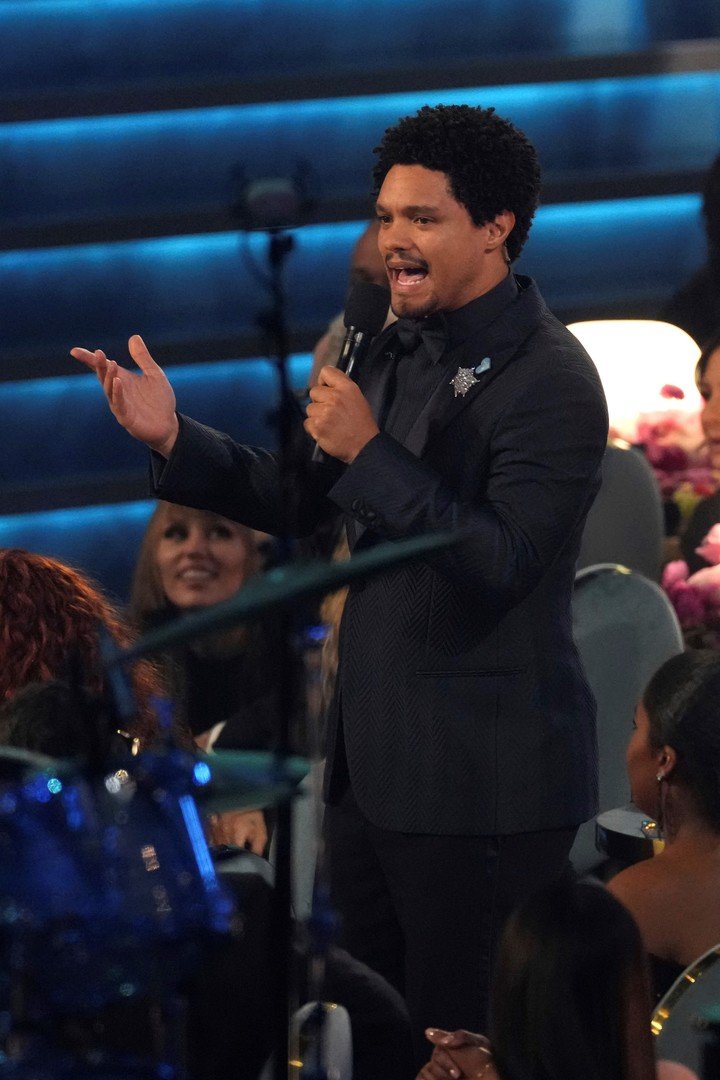Trevor Noah, el conductor de la entrega de los premios Grammy 2025. Foto: AP