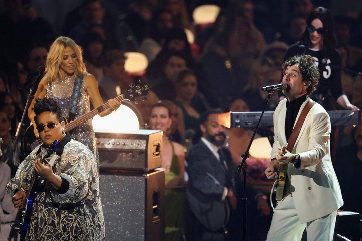 Brittany Howard, Sheryl Crow y Taylor Goldsmith en el inicio de los Grammy. Foto: Reuters