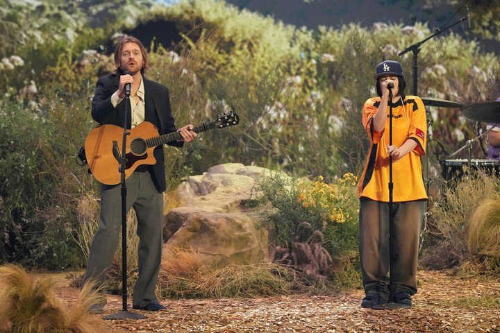 Finneas O'Connell y Billie Eilish cantaron "Birds of a Feather" en vivo en los Grammy. Foto: AP