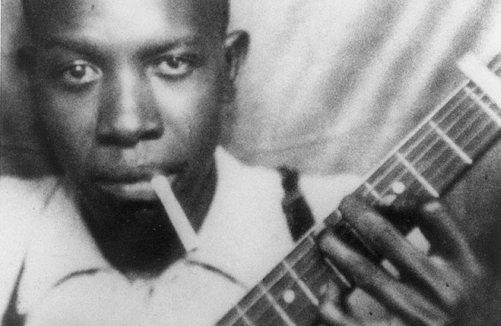 Robert Johnson en una de las únicas dos fotos que existen del legendario guitarrista de blues que murió en 1938, a los 27 años.