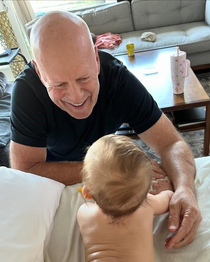 Bruce Willis, con Lou. Su hija Rumer los hizo abuelos a él y a Demi Moore. IG