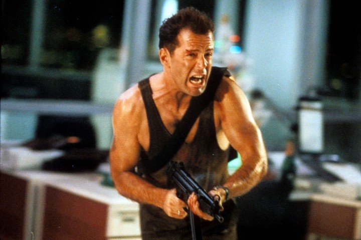 Bruce Willis como John McClane en la primera "Duro de matar" (1988), por la que cobró US$ 5.000.000.