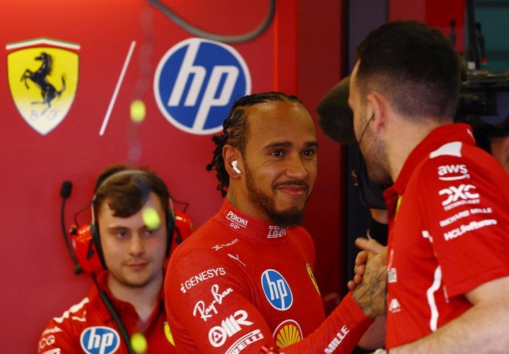 Lewis Hamilton, campeón mundial de la categoría, es productor del filme. Y le dio una mano a Brad Pitt en las pistas. Aquí, en Melbourne, el jueves. Foto Reuters