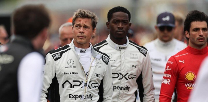 Los actores, Pitt y Damson Idris y sí, el del buzo rojo es Carlos Sainz.