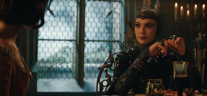 Gal Gadot luce el vestuario y las joyas, igual que Angelina Jolie en "Maléfica".