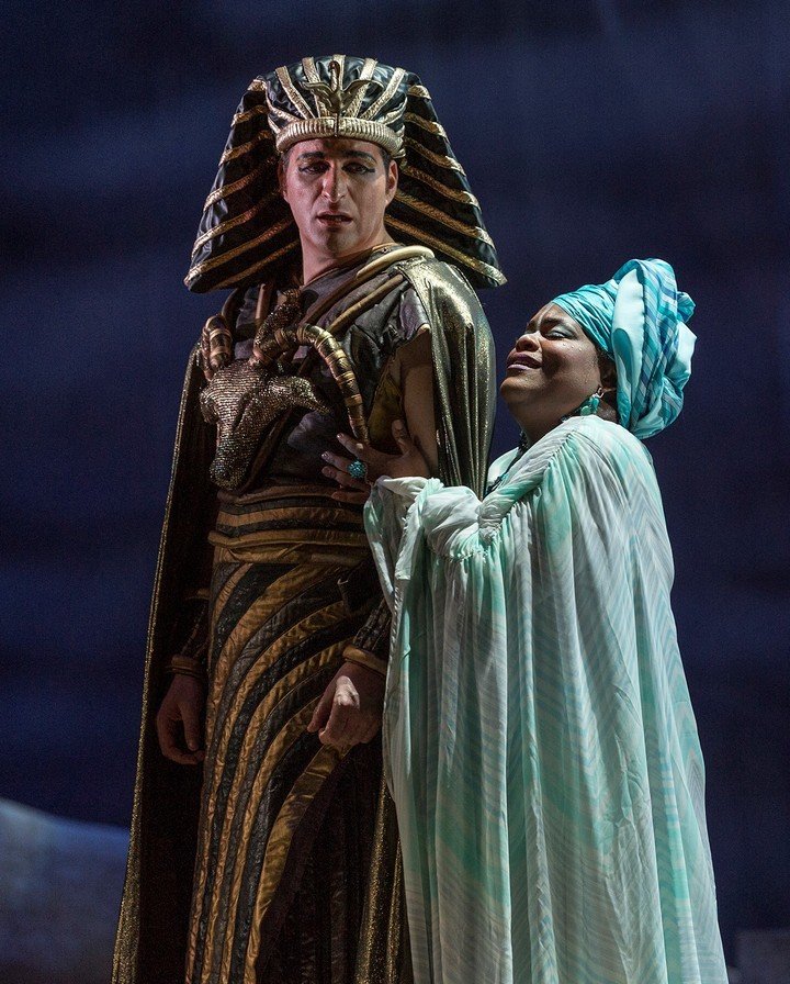 "Aida" presenta un triángulo amoroso entre Aída, una princesa etíope esclavizada en Egipto; Radamés, el valeroso general egipcio; y Amneris, la hija del faraón. Foto: Prensa Teatro Colón/Máximo Parpagnoli