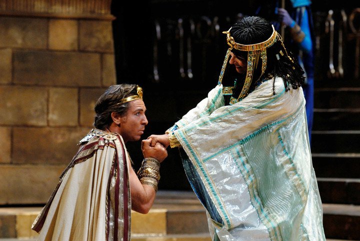 El tenor francés Roberto Alagna y la mezzosoprano húngara Ildiko Komlosi en la versión 2006 de "Aida" con producción de Franco Zeffirelli. Foto: AP