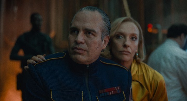 Detrás de todo hombre inútil hay una mujer que lo manipula. Mark Ruffalo y Toni Collette, bufones en la crítica a la autocracia.