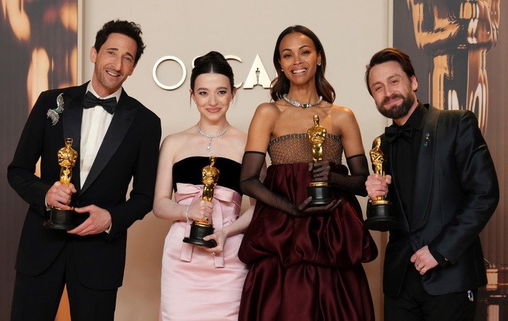 Los actores ganadores. Adrien Brody, Mikey Madison, Zoe Saldaña y Kieran Culkin, con sus estatuillas. Foto AP