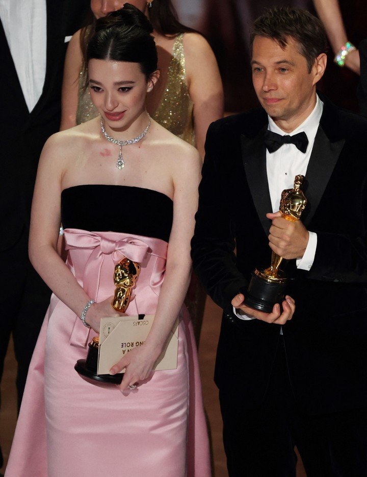Dos independientes. El director Sean Baker, al lado de la protagonista de su filme, "Anora", tras ganar el premio más importante de la noche. Foto Reuters