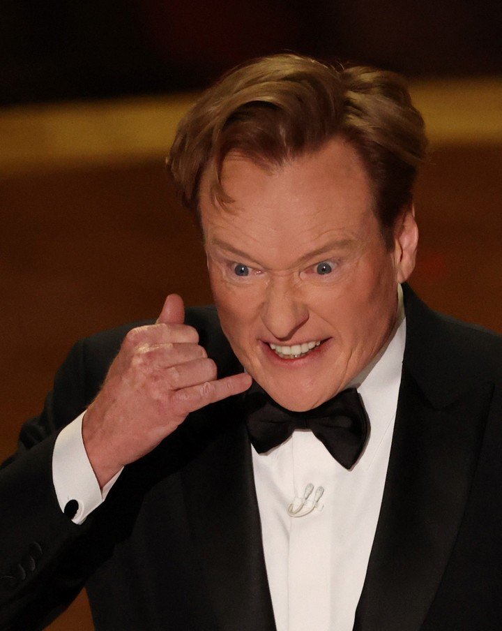 El conductor Conan O'Brien atendió a todos y, en especial, a Karla Sofía Gascón. Foto Reuters