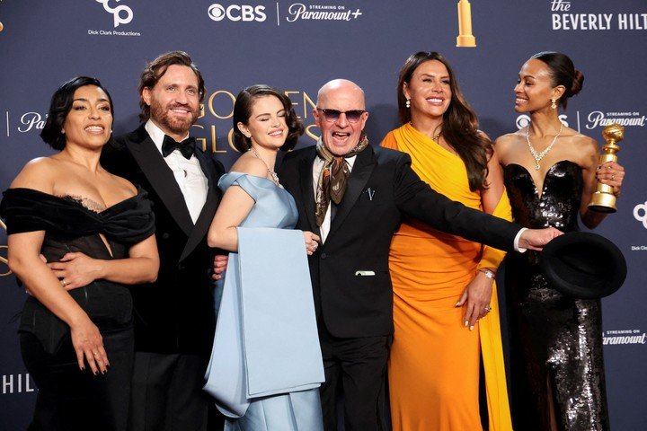 Adriana Paz, Edgar Ramírez, Selena Gomez, Jacques Audiard, Karla Sofía Gascón y Zoe Saldaña, cuando todo eran sonrisas. Foto Reuters