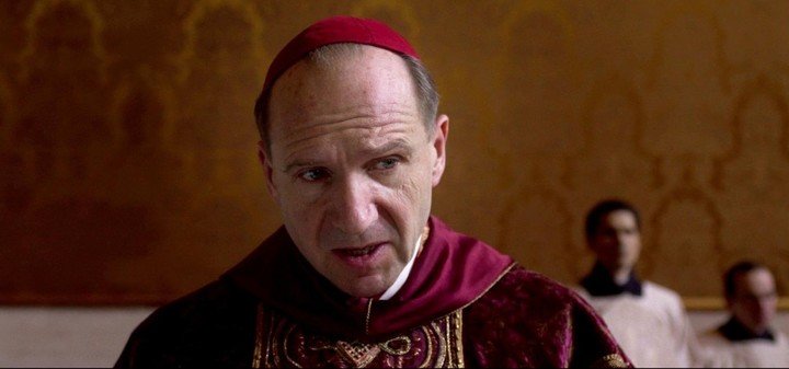 Ralph Fiennes en una escena de "Cónclave", que se llevaría dos estatuillas: guion adaptado y edición.