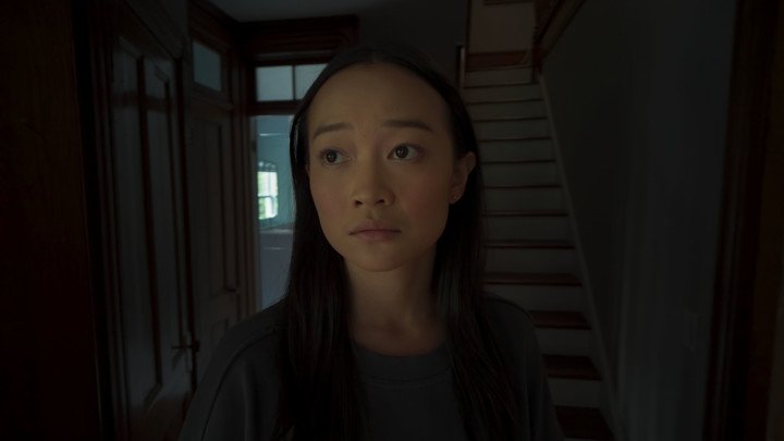 Por Chloe (Callina Liang) la familia se mudó a esa casa deshabitada. Bah, la habita una Presencia. Fotos Diamond Films