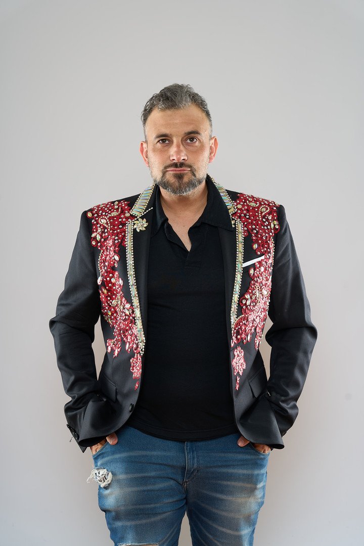Marcelo Cosentino, que integra el elenco, escribió y dirigió la obra.