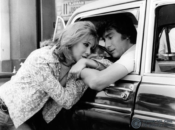 Soledad Silveyra y Claudio García Satur, en una escena de "Rolando Rivas Taxista".