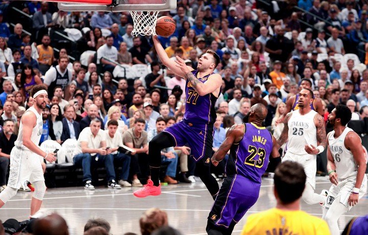 Luka Doncic volvió a brillar en Dallas pero ahora con su nueva camiseta. Foto: Kevin Jairaj-Imagn Images.