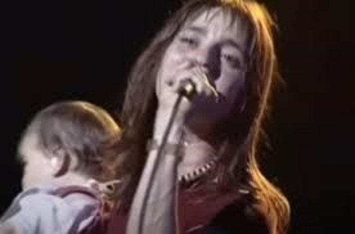 Hilda Lizarazu canta en el gran Rex, con Mía a upa. Desde los teclados, Charly bromeó: "No es mía".