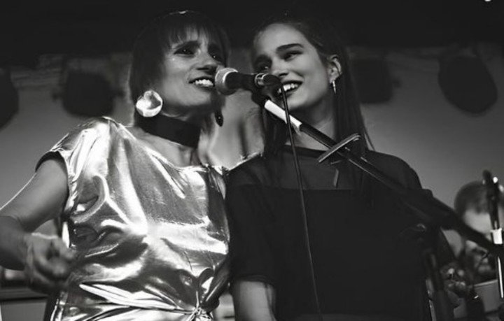Hilda Lizarazu y su hija Mia Folino suelen cantar juntas. Lo hicieron en el homenaje a Charly García.