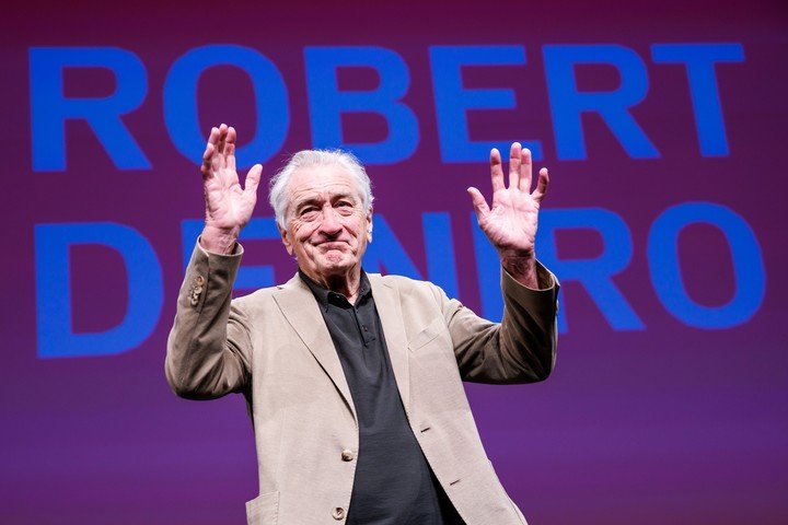 La ovación a De Niro duró varios minutos. El quiso sentarse, pero el público no lo dejó... Foto EFE