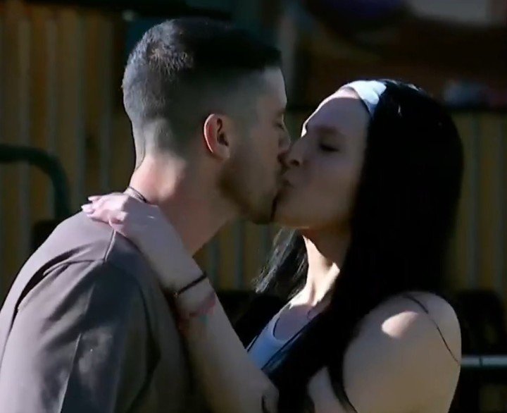Nano y Chiara subieron la temperatura en "Gran hermano" con el primer beso romántico de la temporada.