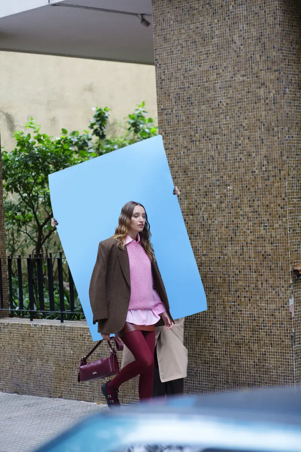 CHALECO MOHAIR (GUSMÁN, $190.000), FALDA SÍMIL CUERO (AKIABARA, $135.000), CAMISA (LAS PEPAS, $119.000), BLAZER VINTAGE (JALEO, $90.000), ZAPATOS MARY JANE (TOVAL, $390.000), MEDIAS ULTRAOPACAS (MORA, $10.510), CARTERA (FRICA, $160.000), PULSERA (MECHI GARAY, $39.900