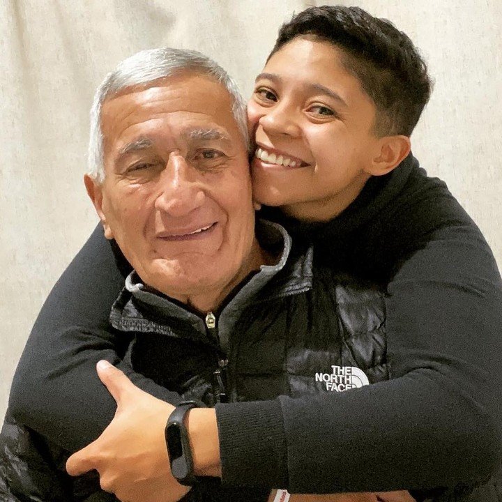 Juan Ramón Verón, la Bruja, junto a su joven pareja, Agustina Amaro. Foto: Instagram.