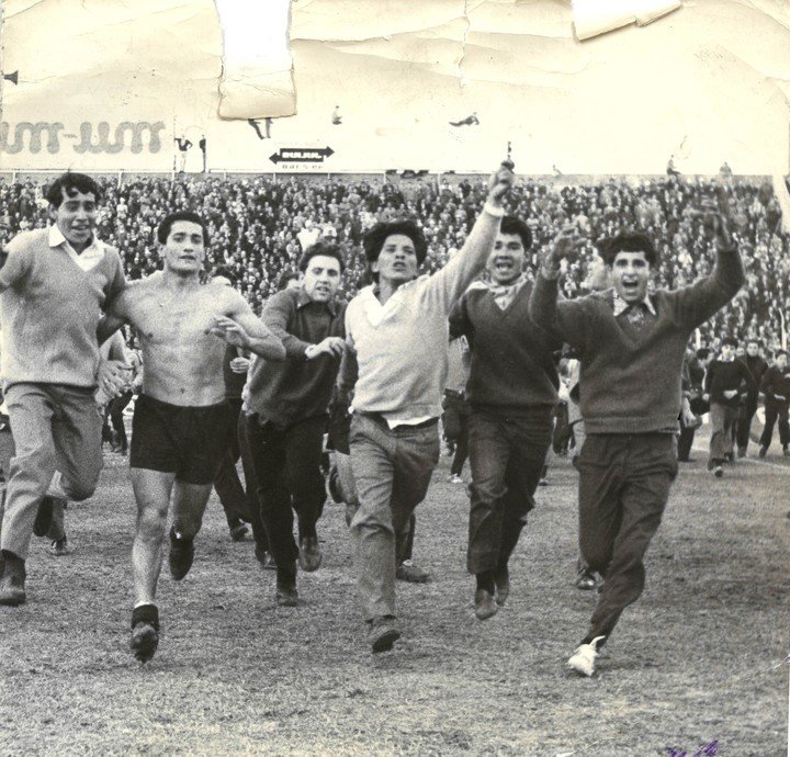 Vuelta olímpica 1967 Estudiantes campeón. Juan Ramón Verón. Archivo Clarín