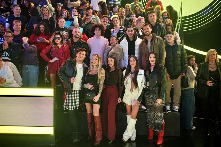 La tribuna de los ex está en busca de unos segundos de cámara. Virginia (abajo a la derecha), se sumó a la foto, pero este lunes formó parte del panel de analistas. Foto: Prensa Telefe.