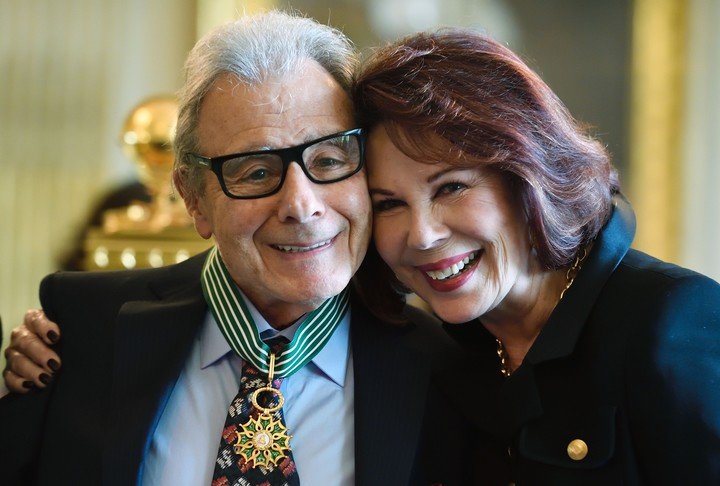 Lalo Schifrin con su esposa Donna cuando recibió el premio Commandeur in the Order of Arts and Letters, en 2016 en Paris. Foto AFP